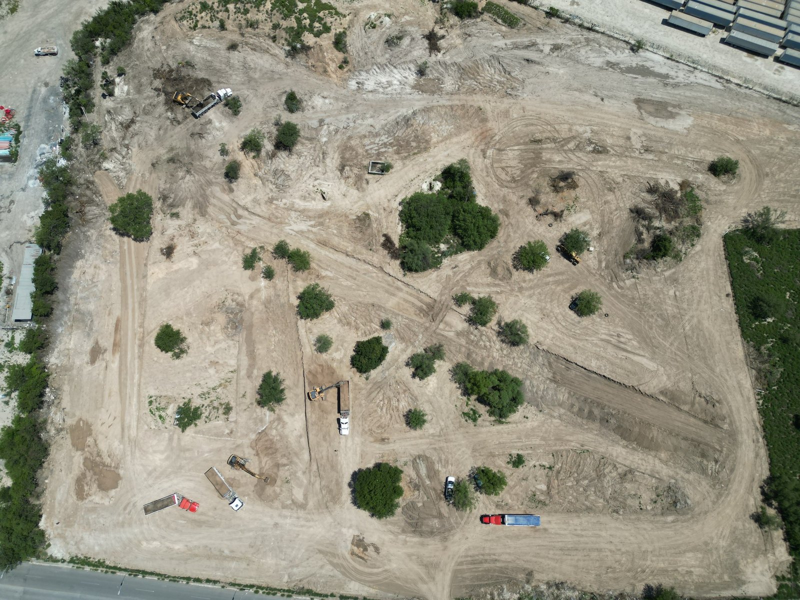 Vista aérea de preparación de terreno con maquinaria