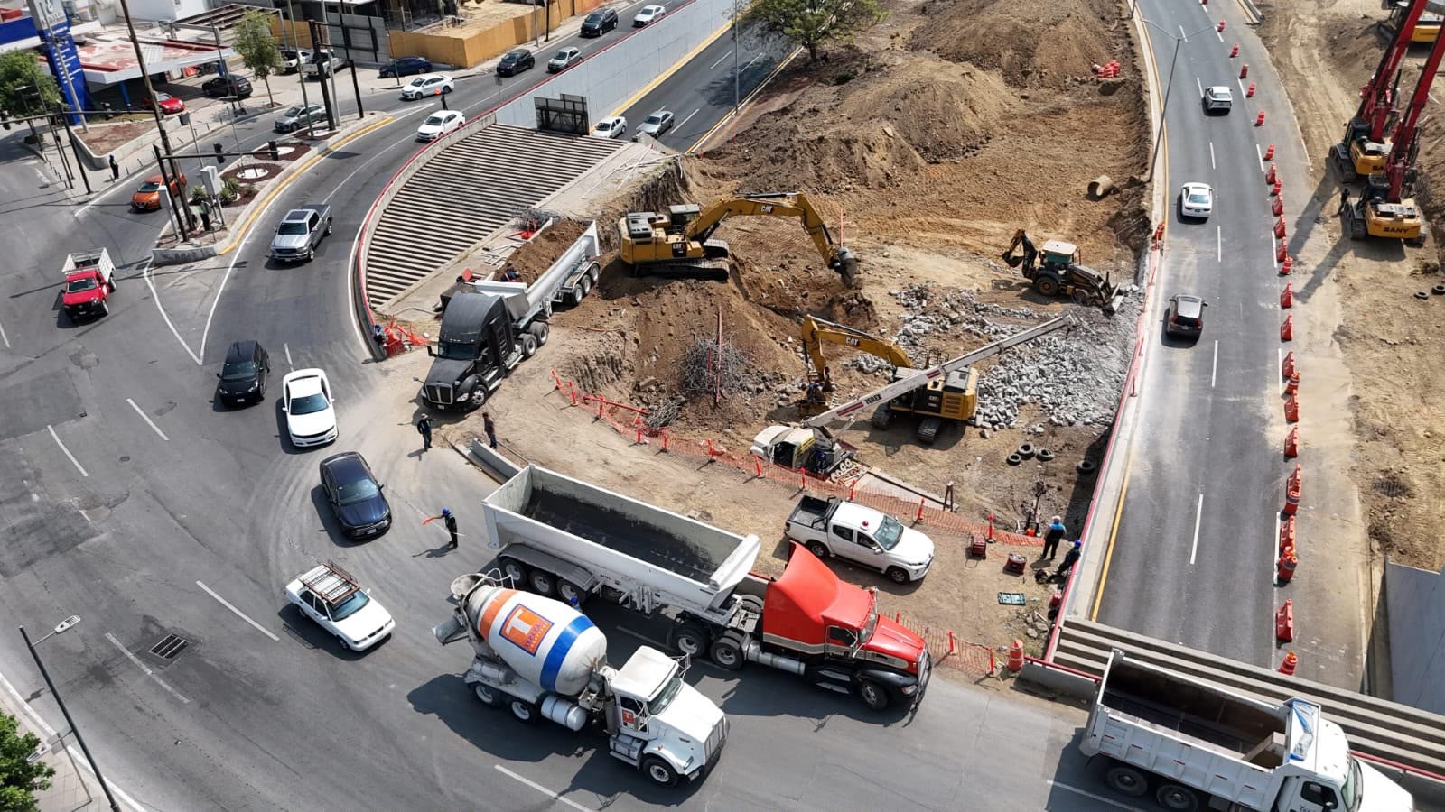 Vista aérea de obra vial con flota de camiones de OLG TRUCKING