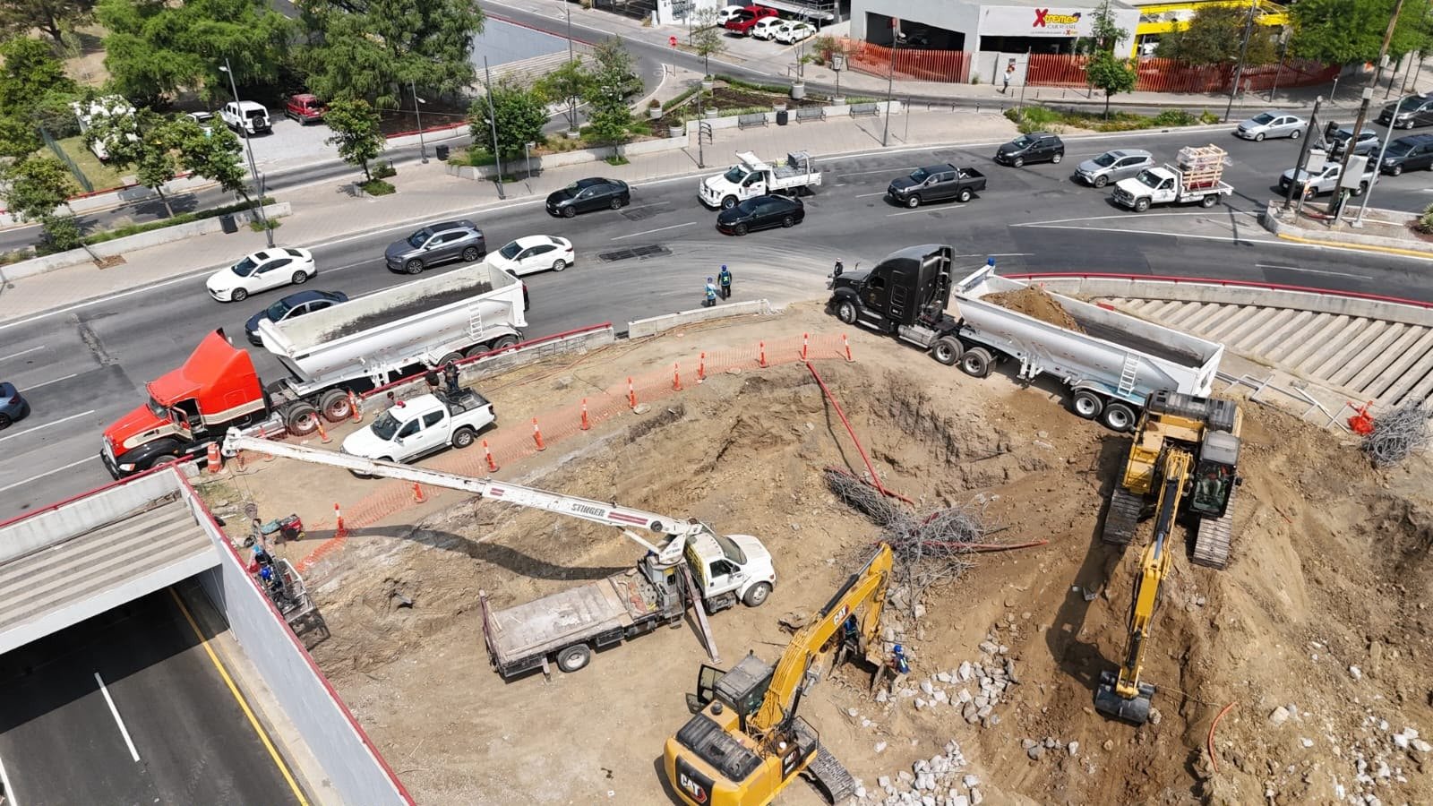 Vista aérea de obra de construcción con flota de OLG TRUCKING