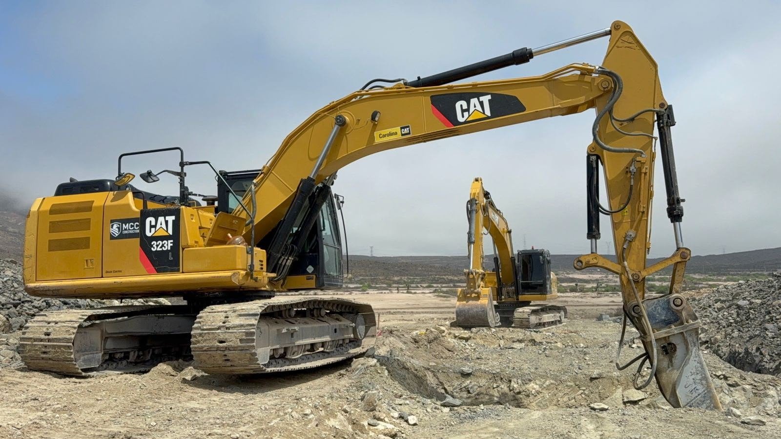 Excavadoras CAT en banco de material