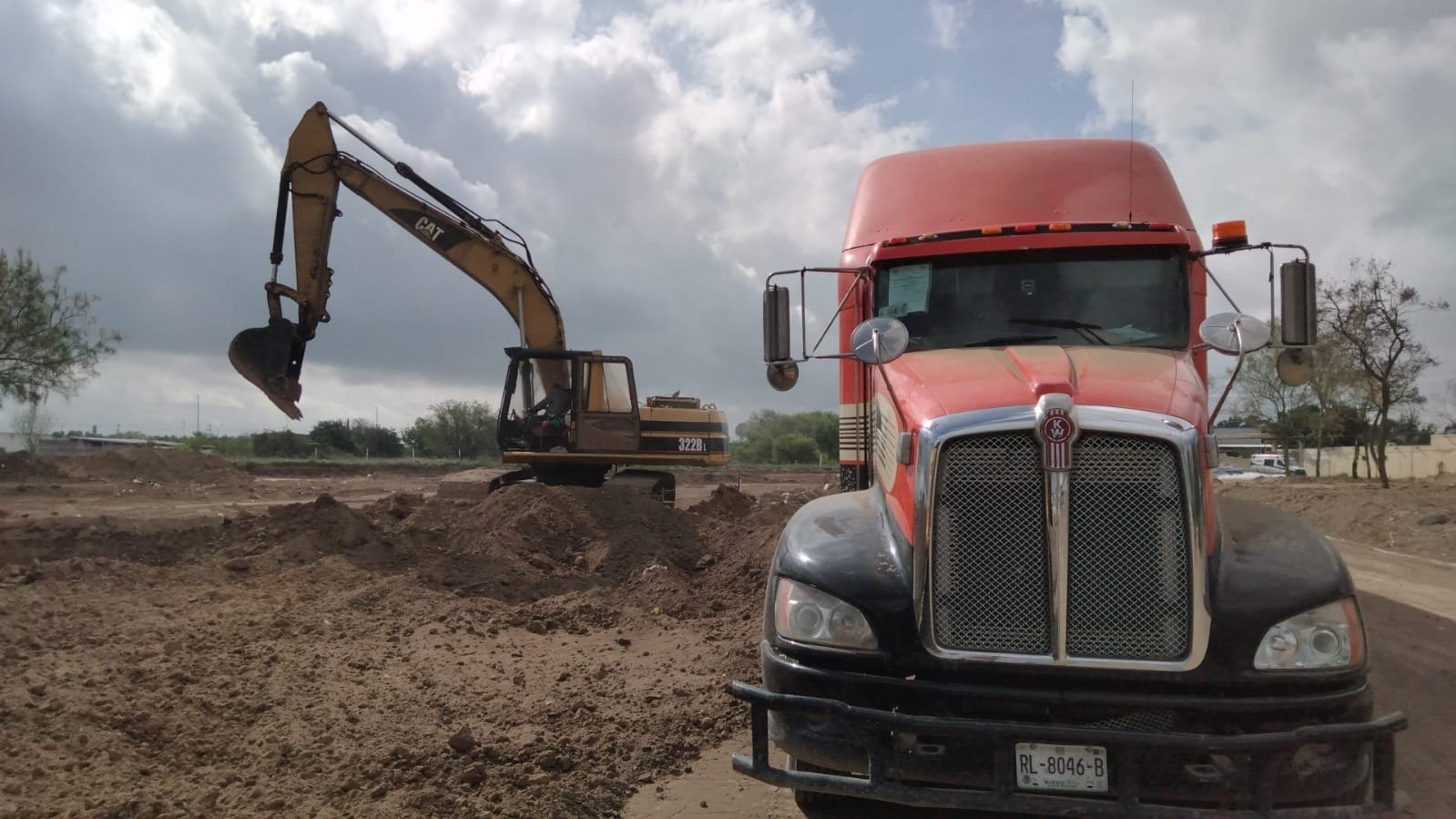 Excavadora CAT y camión Kenworth de OLG TRUCKING en obra