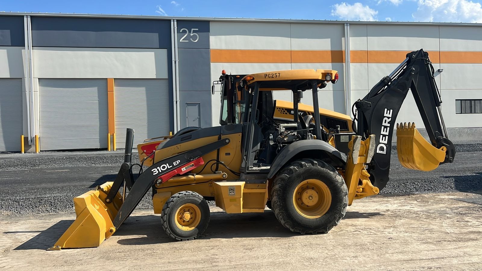 Retroexcavadora John Deere 310L de OLG TRUCKING en obra