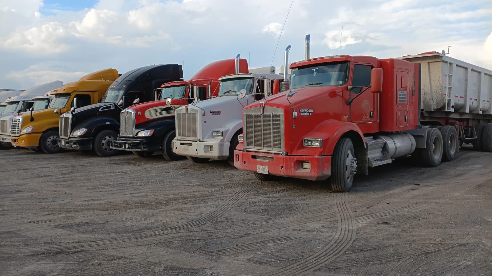 Fila de tractocamiones de volteo de OLG TRUCKING