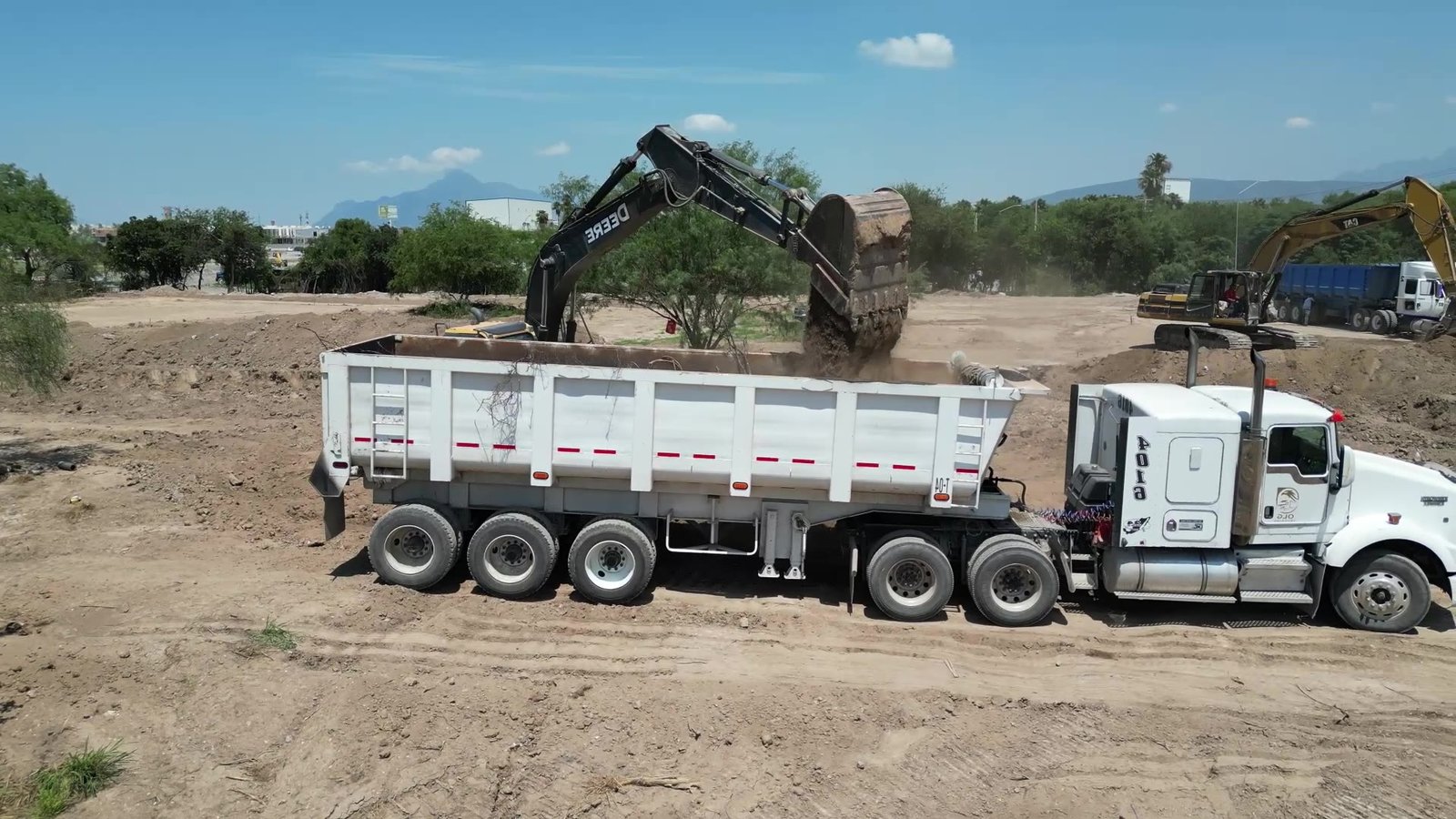Vista aérea de camión y excavadora de OLG TRUCKING en obra, Monterrey