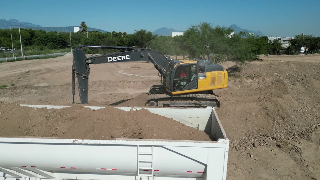Video de excavadora de OLG TRUCKING en operación