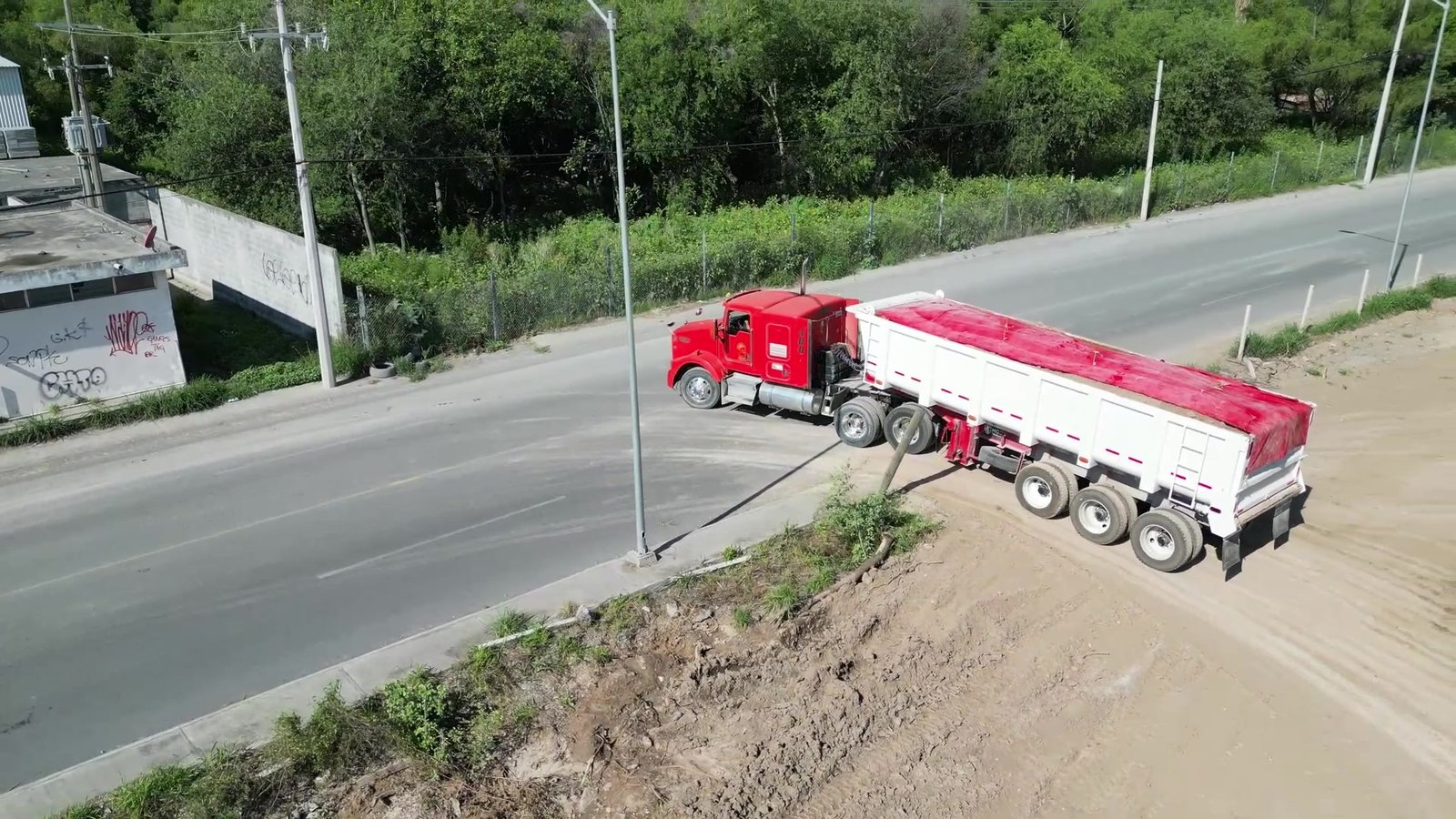 Vista aérea de camión de volteo de OLG TRUCKING en ruta